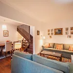 3 Bedroom Town House - Historic Centre Of Cascais. 100 Mts From The And Centre Of Ferienhaus