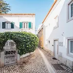 Ferienhaus 3 Bedroom Town House - Historic Centre Of Cascais. 100 Mts From The And Centre Of Cascais