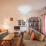 3 Bedroom Town House - Historic Centre Of Cascais. 100 Mts From The And Centre Of Vakantiehuis