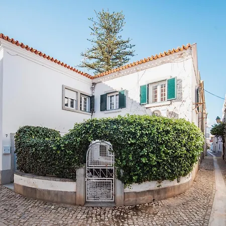 Semesterbostad 3 Bedroom Town House - Historic Centre Of Cascais. 100 Mts From The And Centre Of Cascais