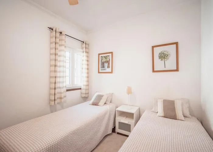 3 Bedroom Town House - Historic Centre Of Cascais. 100 Mts From The And Centre Of Ferienhaus *