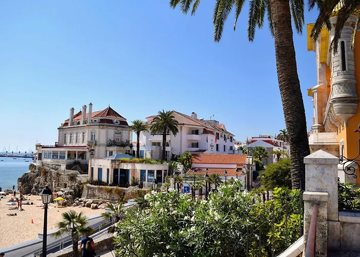 3 Bedroom Town House - Historic Centre Of Cascais. 100 Mts From The And Centre Of Ferienhaus